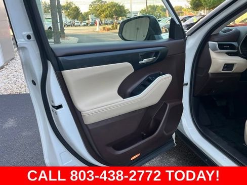 Used 2020 Toyota Highlander XLE FWD image 5