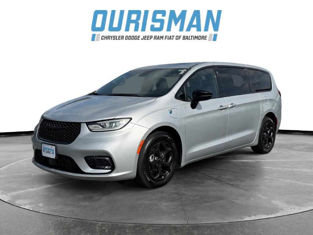 Used 2023 Chrysler Pacifica Limited w/ S Appearance Package FWD image 2