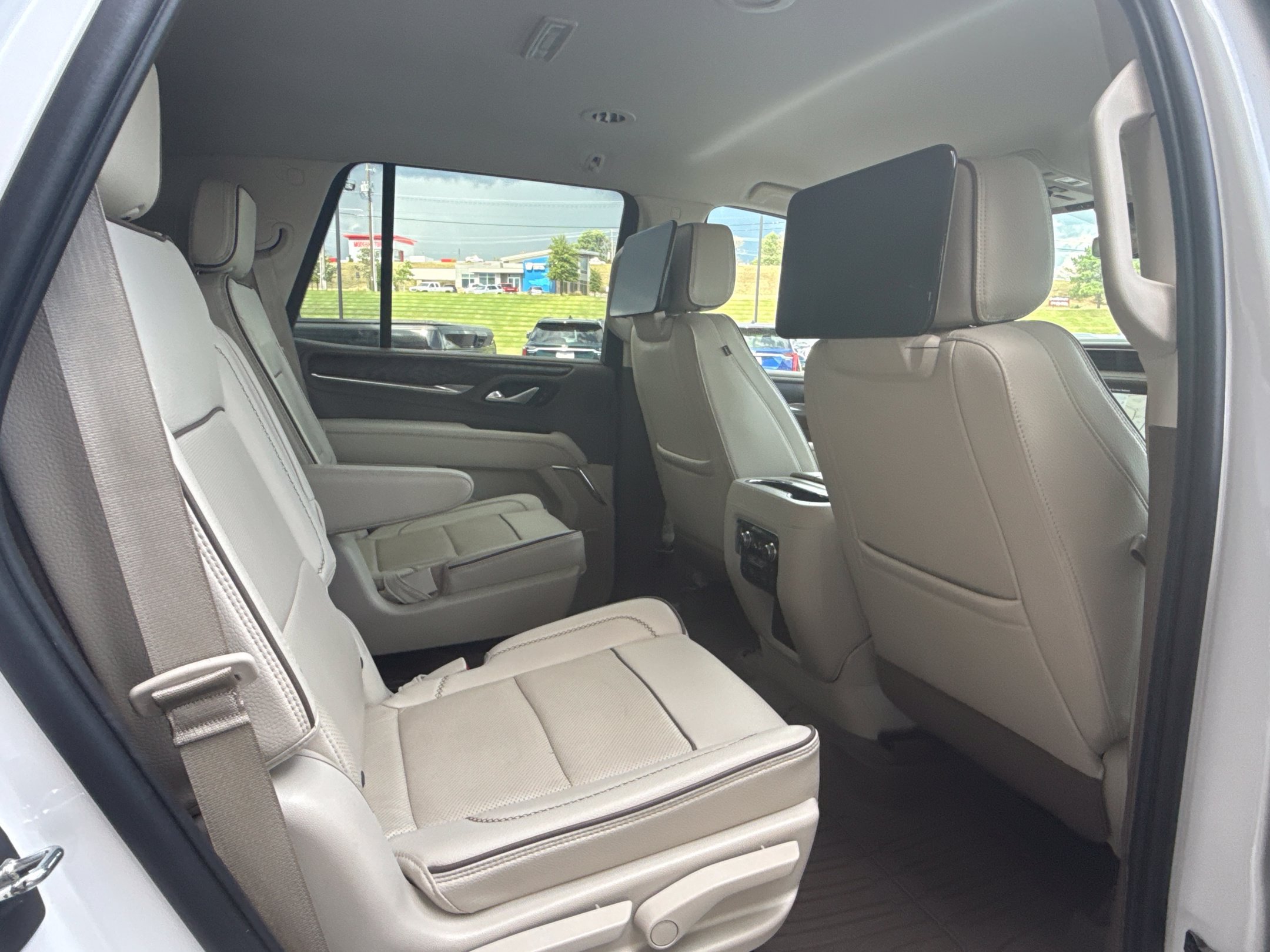 Used 2023 GMC Yukon Denali w/ Advanced Technology Package AWD/4WD image 8