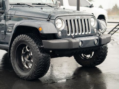 Used 2018 Jeep Wrangler Unlimited Sahara AWD/4WD image 6