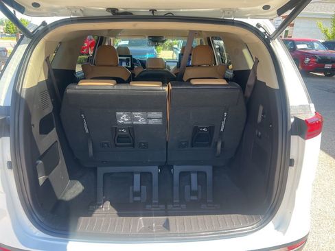 Used 2022 Kia Carnival EX FWD image 11