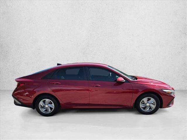 Used 2026 Hyundai Elantra SE FWD image 4