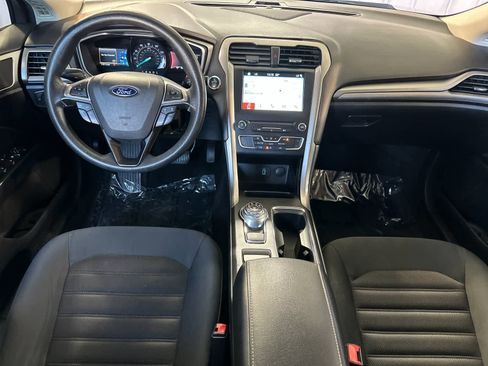 Used 2017 Ford Fusion SE w/ Fusion SE Technology Package FWD image 4