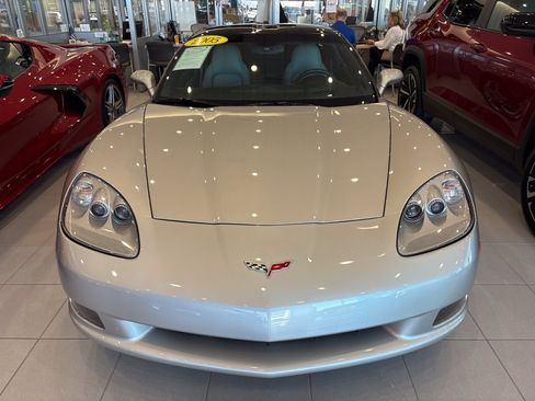 Used 2005 Chevrolet Corvette Coupe w/ Preferred Equipment Group RWD image 3