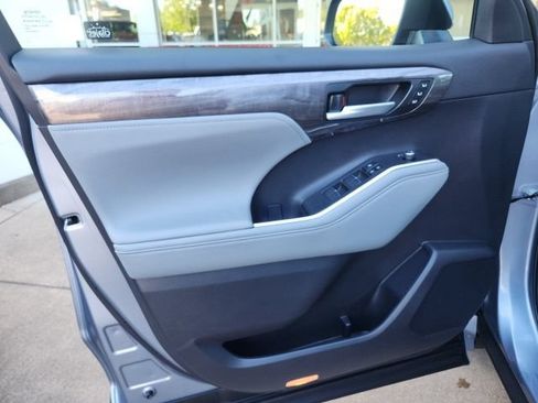 Certified 2024 Toyota Highlander Platinum AWD/4WD image 15