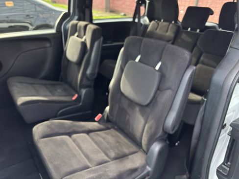 Used 2018 Dodge Grand Caravan SE image 6