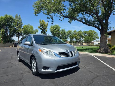 Used 2017 Toyota Sienna LE FWD image 1