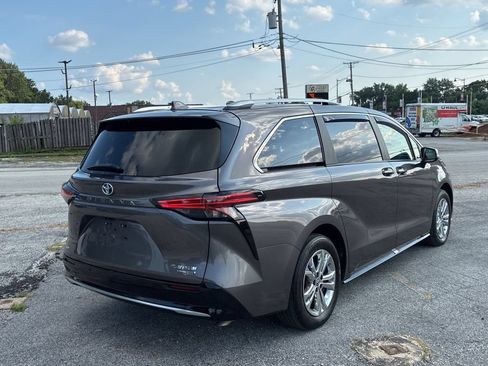Used 2024 Toyota Sienna Platinum AWD/4WD image 3