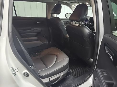 Used 2023 Toyota Highlander XLE AWD/4WD image 18