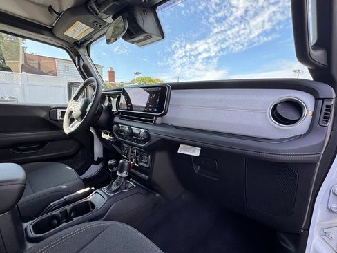 Used 2025 Jeep Wrangler Unlimited Sahara AWD/4WD image 18