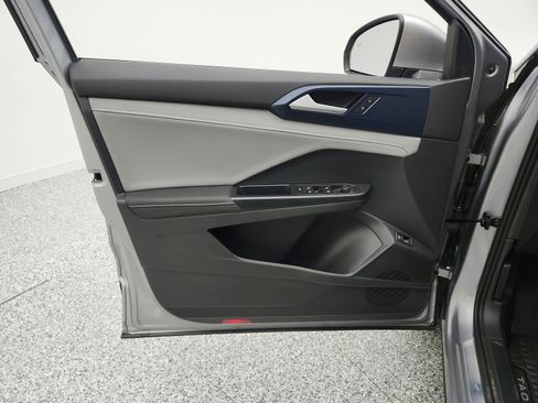 Used 2024 Volkswagen Taos SE image 14