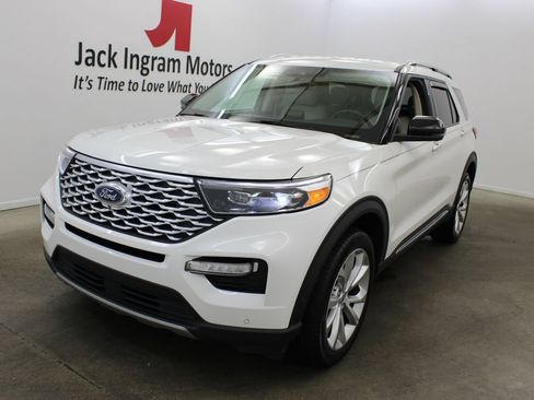 Used 2022 Ford Explorer Platinum w/ Equipment Group 601A AWD/4WD image 2