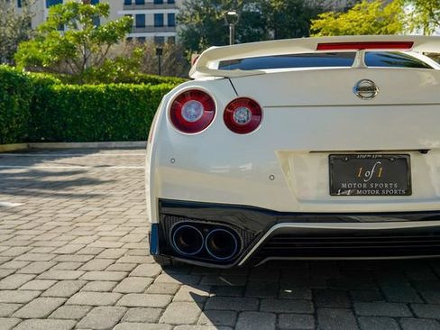 Used 2021 Nissan GT-R Premium image 23