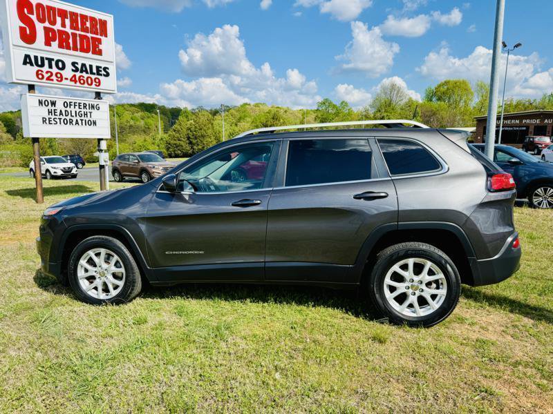 Used 2017 Jeep Cherokee Latitude w/ Safety/Convenience Group FWD image 2