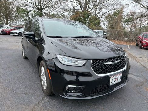 Used 2025 Chrysler Pacifica Select image 6