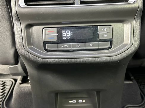 Used 2024 Volkswagen Atlas SE FWD image 17