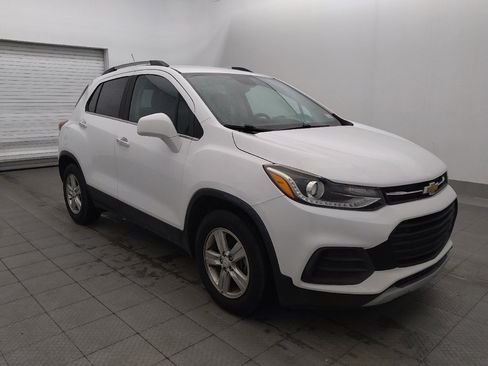 Used 2020 Chevrolet Trax LT w/ LT Convenience Package FWD image 11