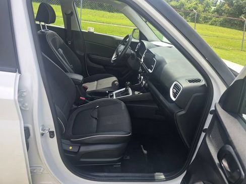 Used 2025 Hyundai Venue Limited FWD image 34