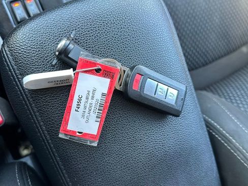 Used 2018 Mitsubishi Outlander SE image 27