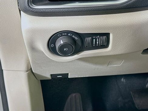 Used 2023 Chrysler Pacifica Limited FWD image 10