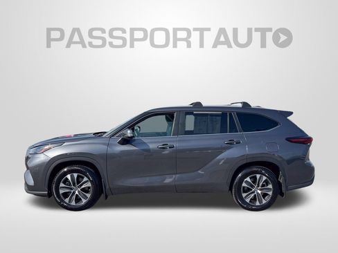 Certified 2024 Toyota Highlander XLE FWD image 2