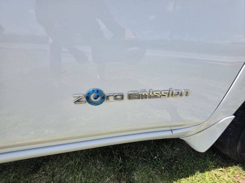 Used 2015 Nissan Leaf S w/ Charge Package FWD image 7