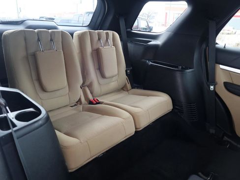 Used 2017 Ford Explorer XLT image 44