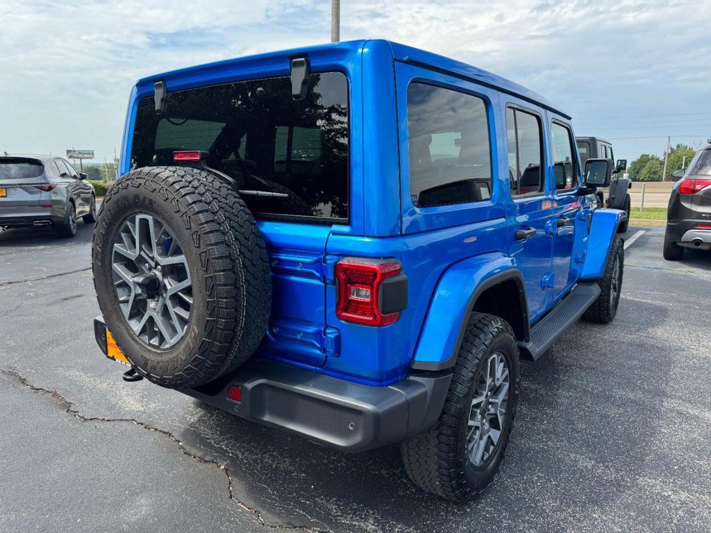 Used 2024 Jeep Wrangler Unlimited Sahara w/ Technology Group AWD/4WD image 3
