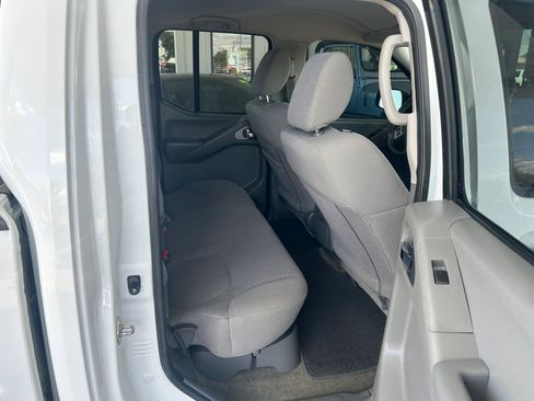 Used 2017 Nissan Frontier SV AWD/4WD image 6