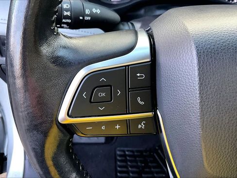 Used 2021 Toyota Highlander XLE image 23