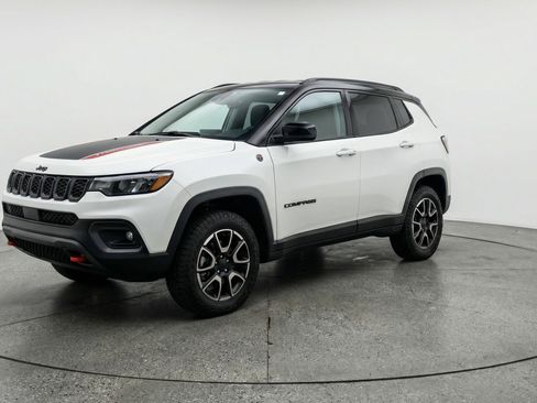 Used 2025 Jeep Compass Trailhawk AWD/4WD image 3