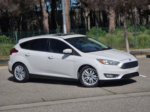 Used 2017 Ford Focus Titanium image 2