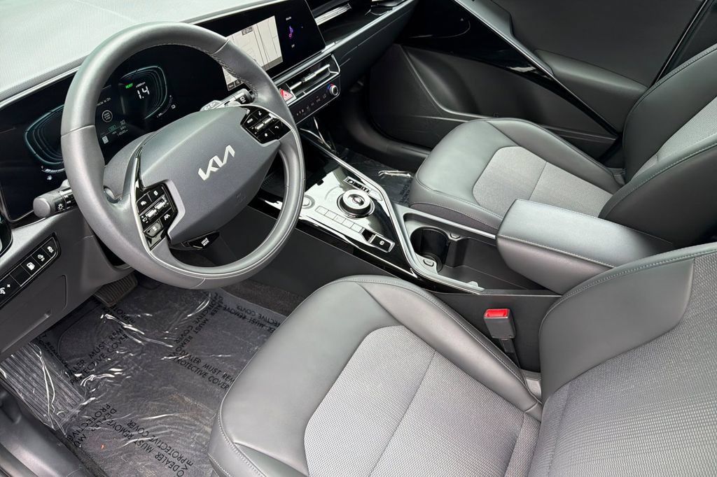Used 2024 Kia Niro EX w/ EX Cold Weather Package FWD image 7