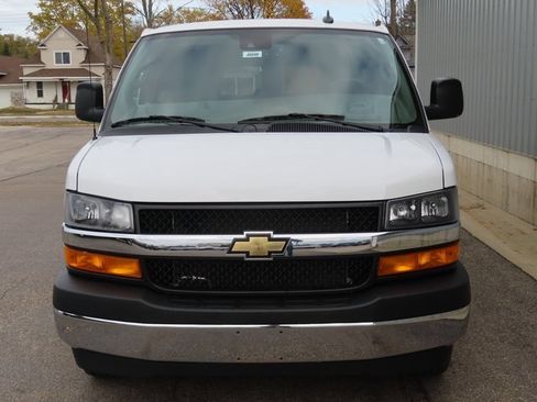 Used 2025 Chevrolet Express 3500 LT image 10