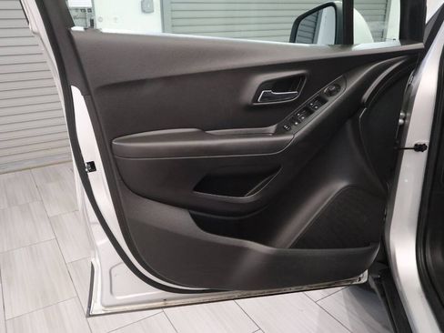 Used 2019 Chevrolet Trax LT w/ LT Convenience Package AWD/4WD image 13