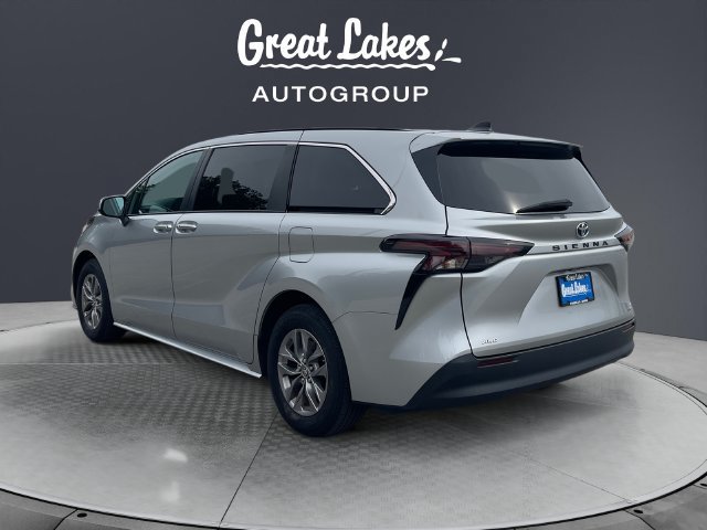 Used 2024 Toyota Sienna LE AWD/4WD image 3