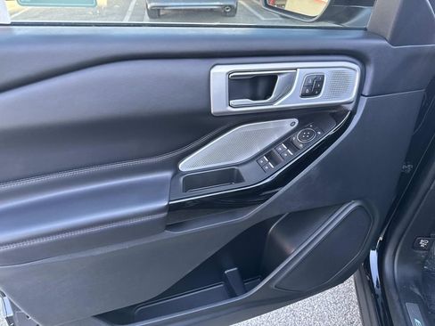 Used 2022 Ford Explorer Platinum image 17
