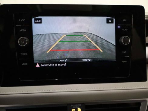 Certified 2025 Volkswagen Taos SE w/ Panoramic Sunroof Package image 11