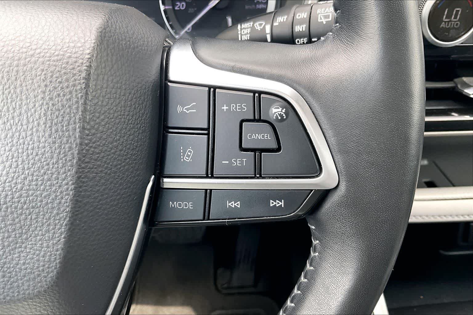 Used 2021 Toyota Highlander XLE AWD/4WD image 24