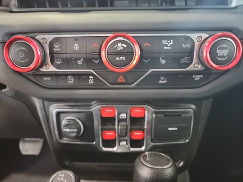 Used 2024 Jeep Wrangler Unlimited Sahara w/ Technology Group AWD/4WD image 26