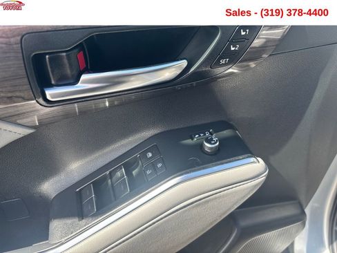 Used 2024 Toyota Highlander Platinum AWD/4WD image 10