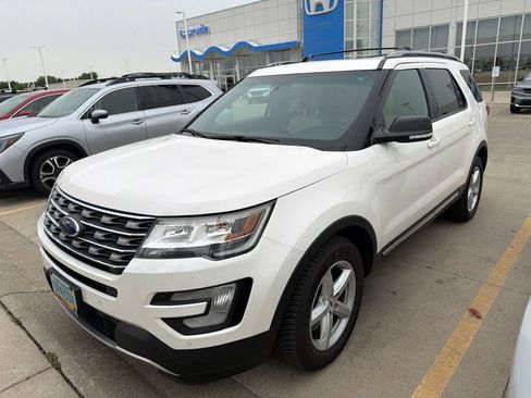 Used 2016 Ford Explorer XLT w/ Equipment Group 202A AWD/4WD image 8