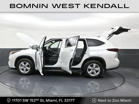Used 2025 Toyota Highlander LE image 30