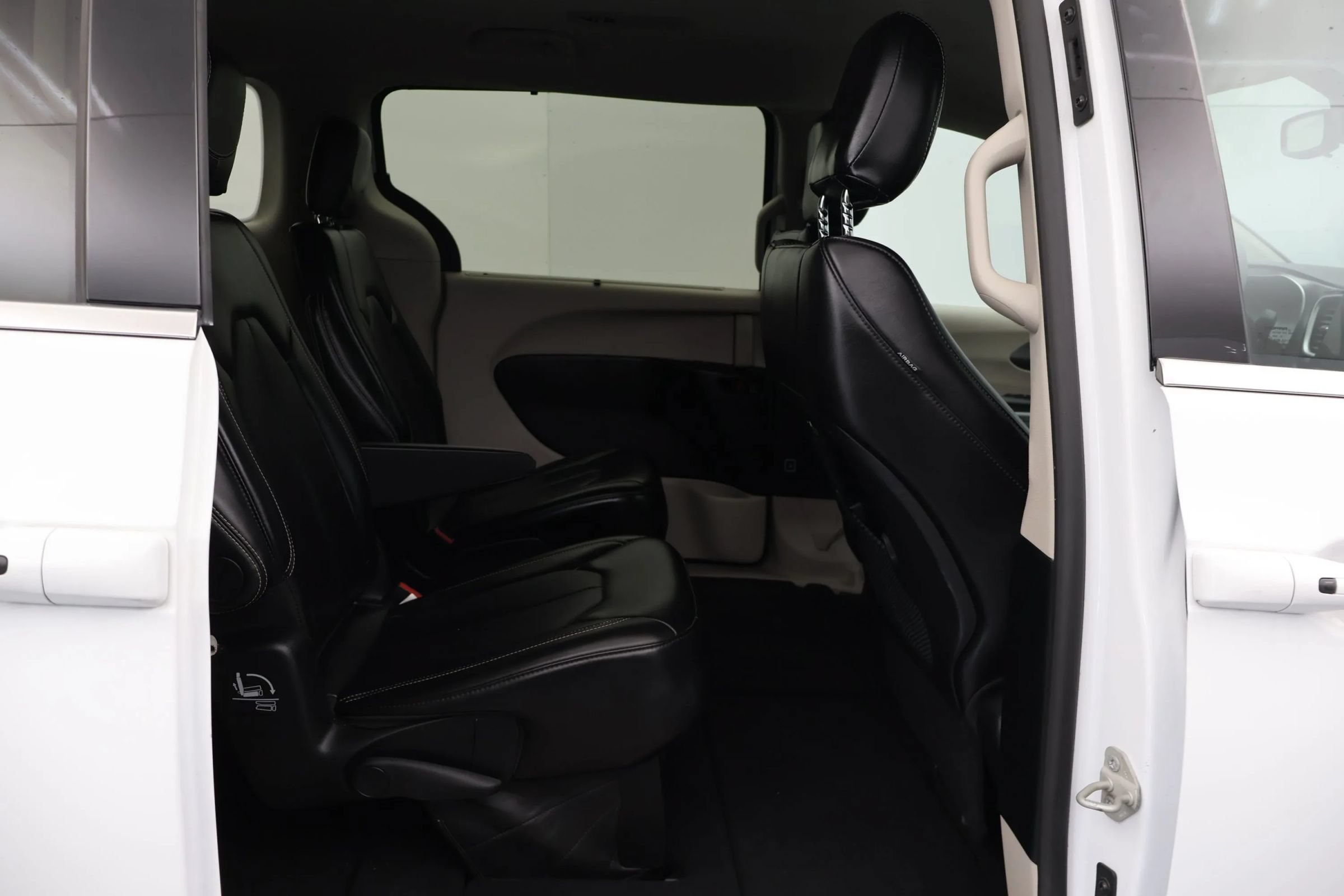 Used 2024 Chrysler Pacifica Touring-L FWD image 18