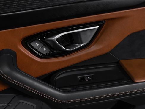 Used 2021 Lamborghini Urus image 45