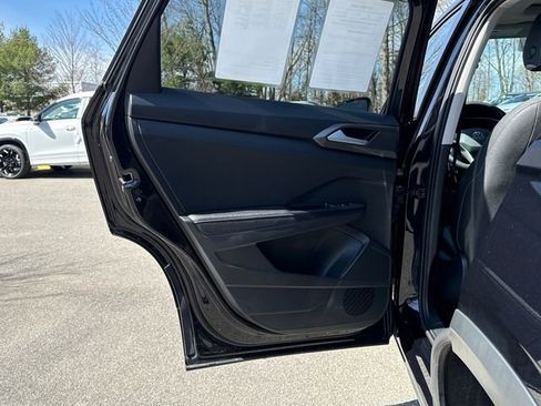 Certified 2025 Volkswagen Taos SE image 24