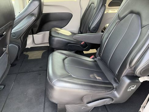 Used 2024 Chrysler Pacifica Touring-L FWD image 17
