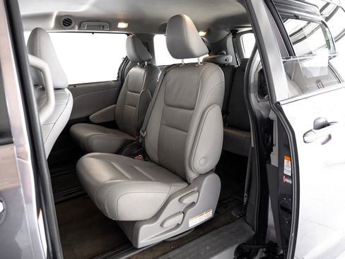 Used 2019 Toyota Sienna XLE w/ XLE Navigation Package image 36