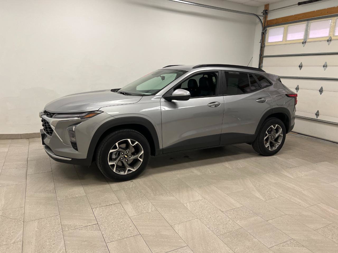 Used 2025 Chevrolet Trax LT FWD image 2