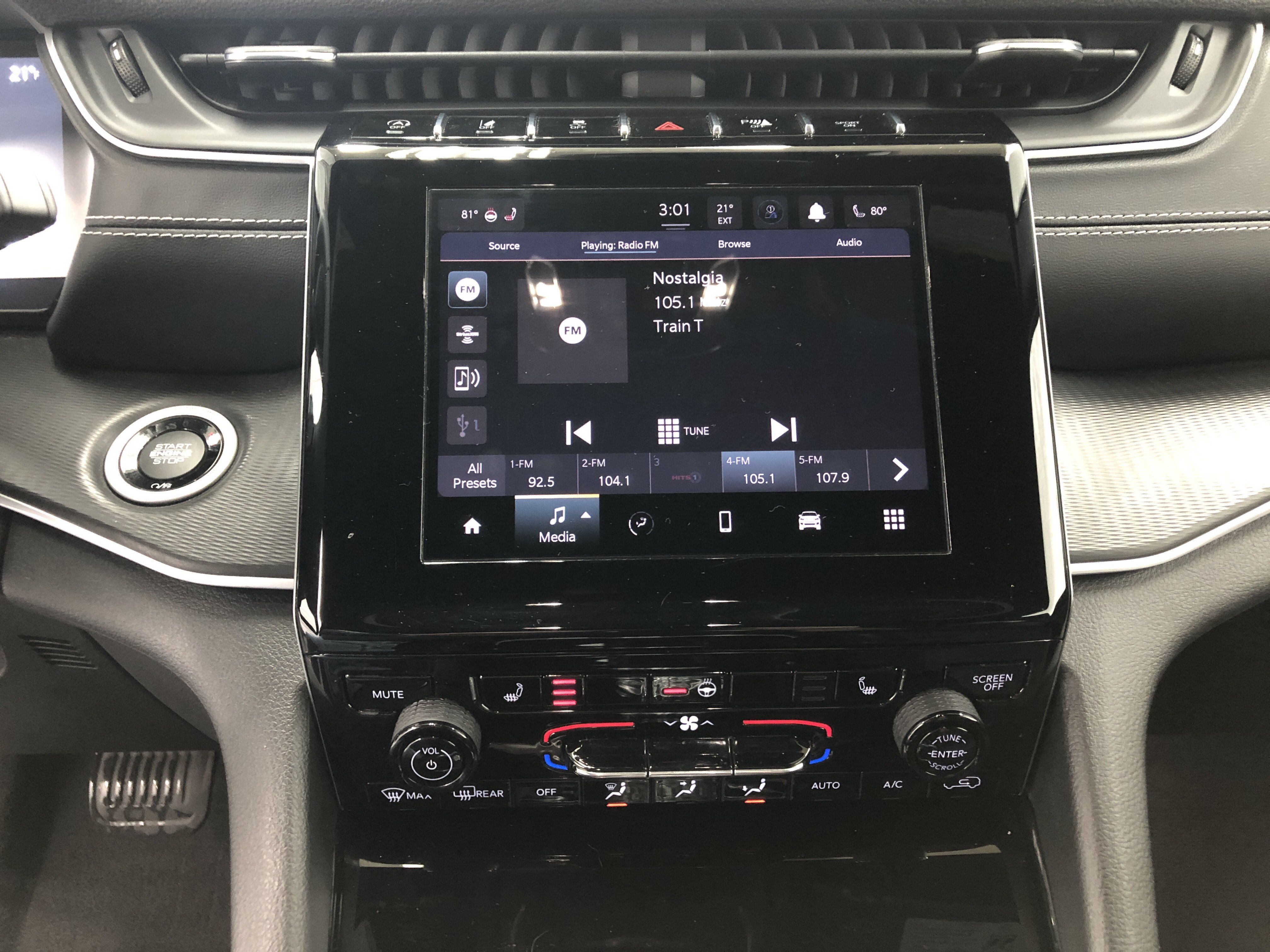 Used 2023 Jeep Grand Cherokee Altitude AWD/4WD image 23